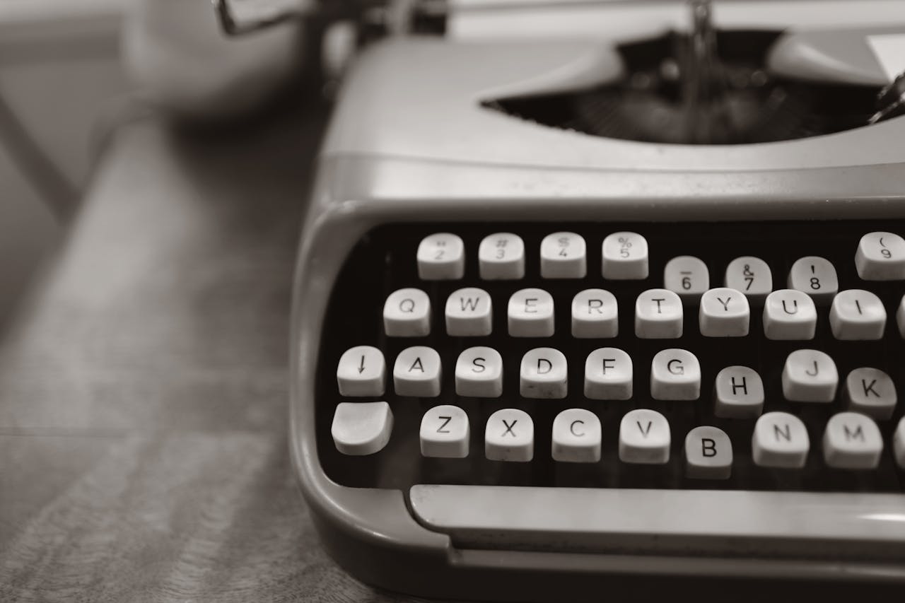 A photograph of a typewriter, courtesy Leah Newhouse via Pexels